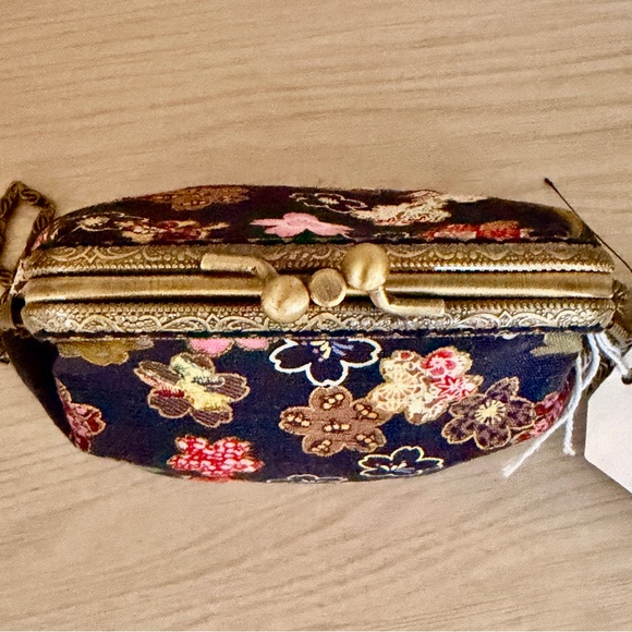 NWT handmade Floral Embroidered purse w/ bronze kiss lock frame and chain strap